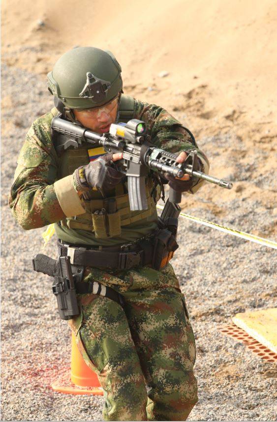 Efectivo del Ejercito Nacional de Colombia armado con un Colt M-4 de 5.56 x 45 mm. (Alejo Marchessini, Copyright defensa.com)