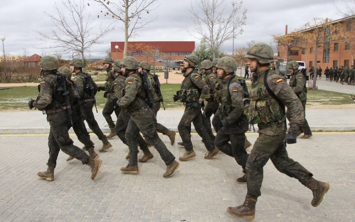 Los miembros del equipo del Regimiento de Caballer�a �Lusitania� n� 8 corriendo por uno de los viales de la Base Pr�ncipe de Paracuellos del Jarama. (Julio Maiz, copyright defensa.com)