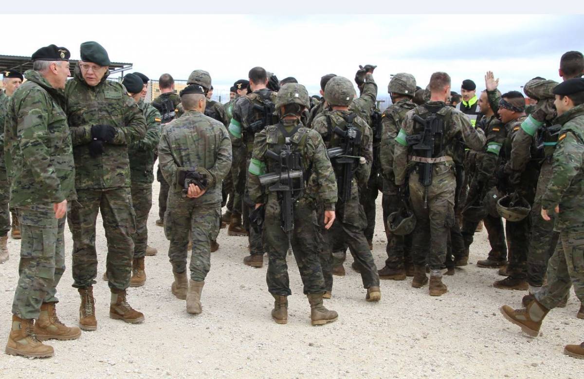 El actual Jefe de las Fuerzas Ligeras (FUL), el general de Divisi�n Miguel Mart�n Bernardi, el segundo por la izquierada, acudi� a las instalaciones de la BRIPAC, para presenciar la prueba. (Julio Maiz, copyright defensa.com)