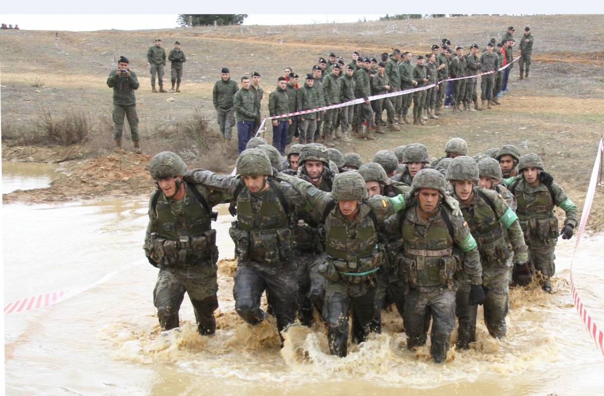 Cruzar una v�a de agua, aunque parezca f�cil, condiciona el resto de la prueba de obst�culos y 15 kil�metros de recorrido. (Julio Maiz, copyright defensa.com)