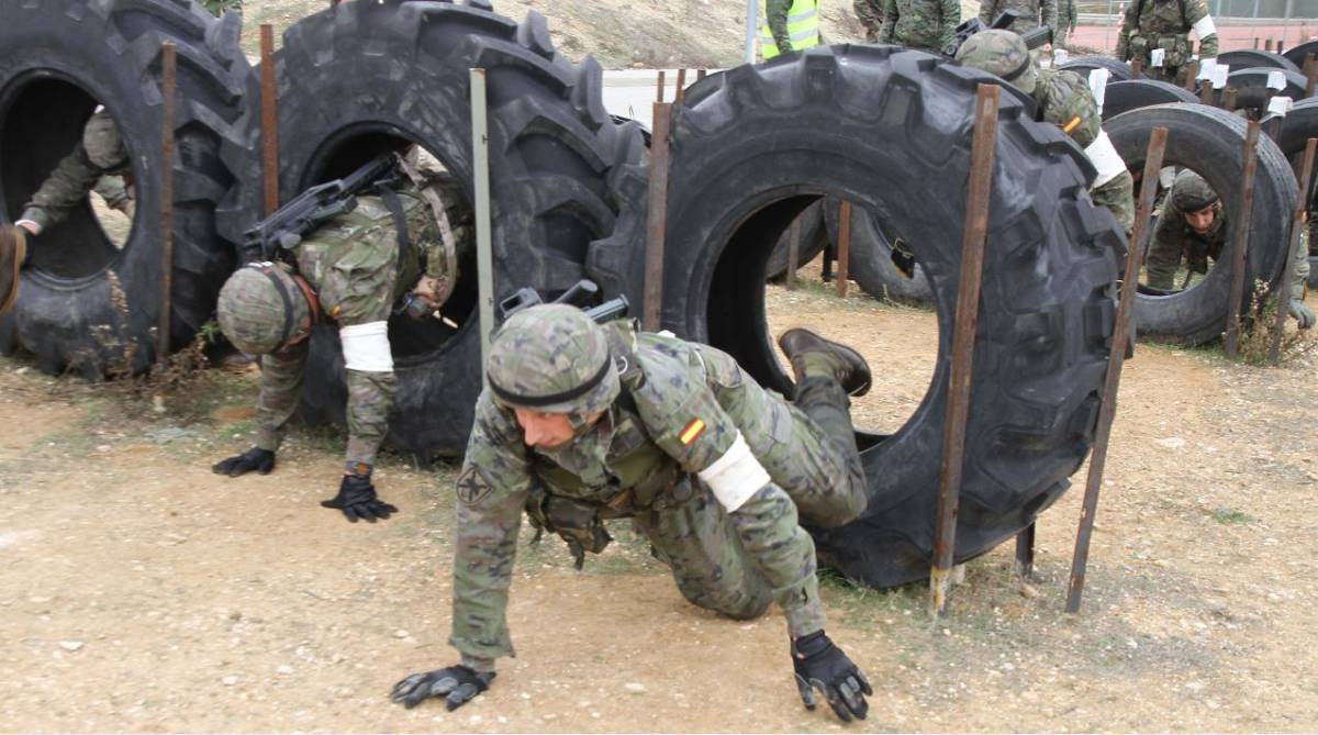 Pasando por el hueco de los neum�ticos, es otro de las pruebas que se realizan en el trofeo. (Julio Maiz, copyright defensa.com)