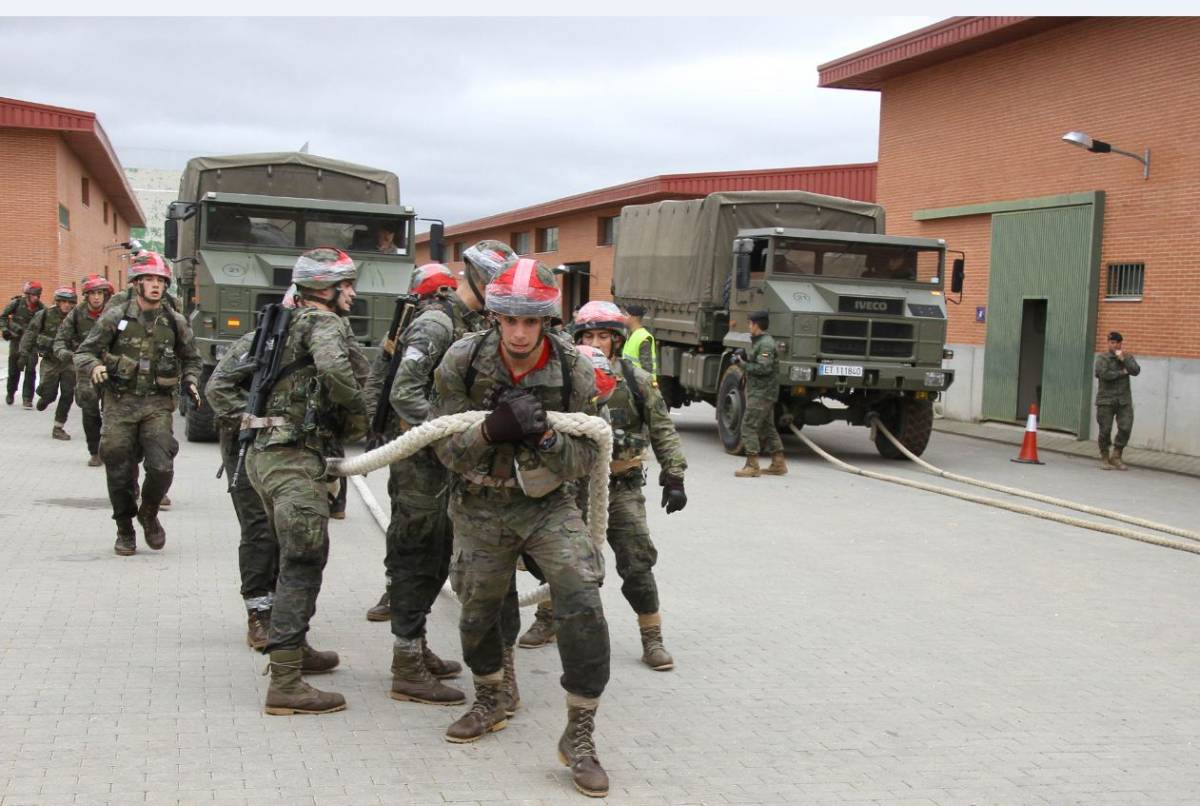 Otras de las pruebas exige arrastrar al equipo, formado por 27 personas, arrastrar un cami�n de 21 toneladas. (Julio Maiz, copyright defensa.com)