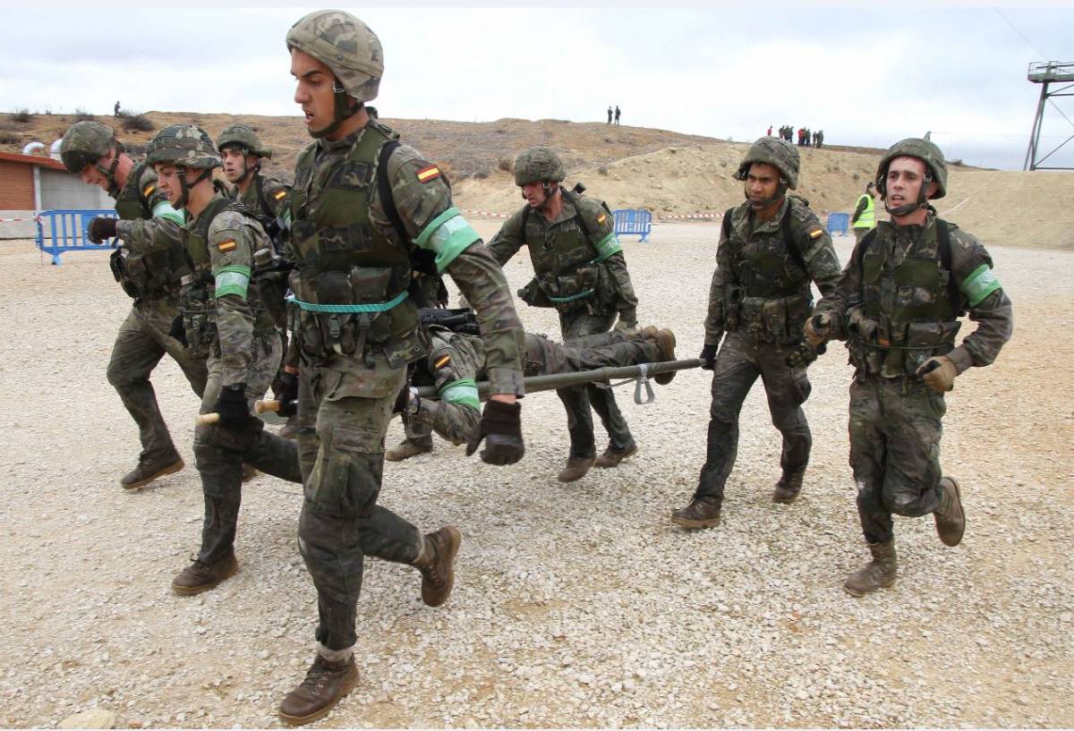 El transporte de una baja est� tambi�n contemplada en la exigente prueba. (Julio Maiz, copyright defensa.com)