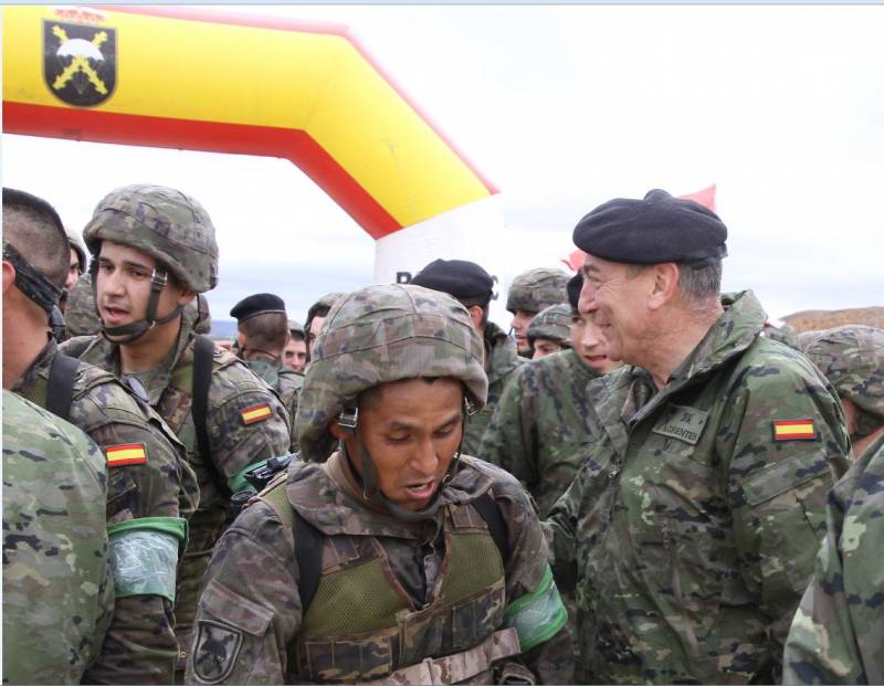 Llegando agotados a la meta, donde el actual jefe de la BRIPAC, el general Cifuentes, lleva la boina negra, los recibi�. (Julio Maiz, copyright defensa.com)