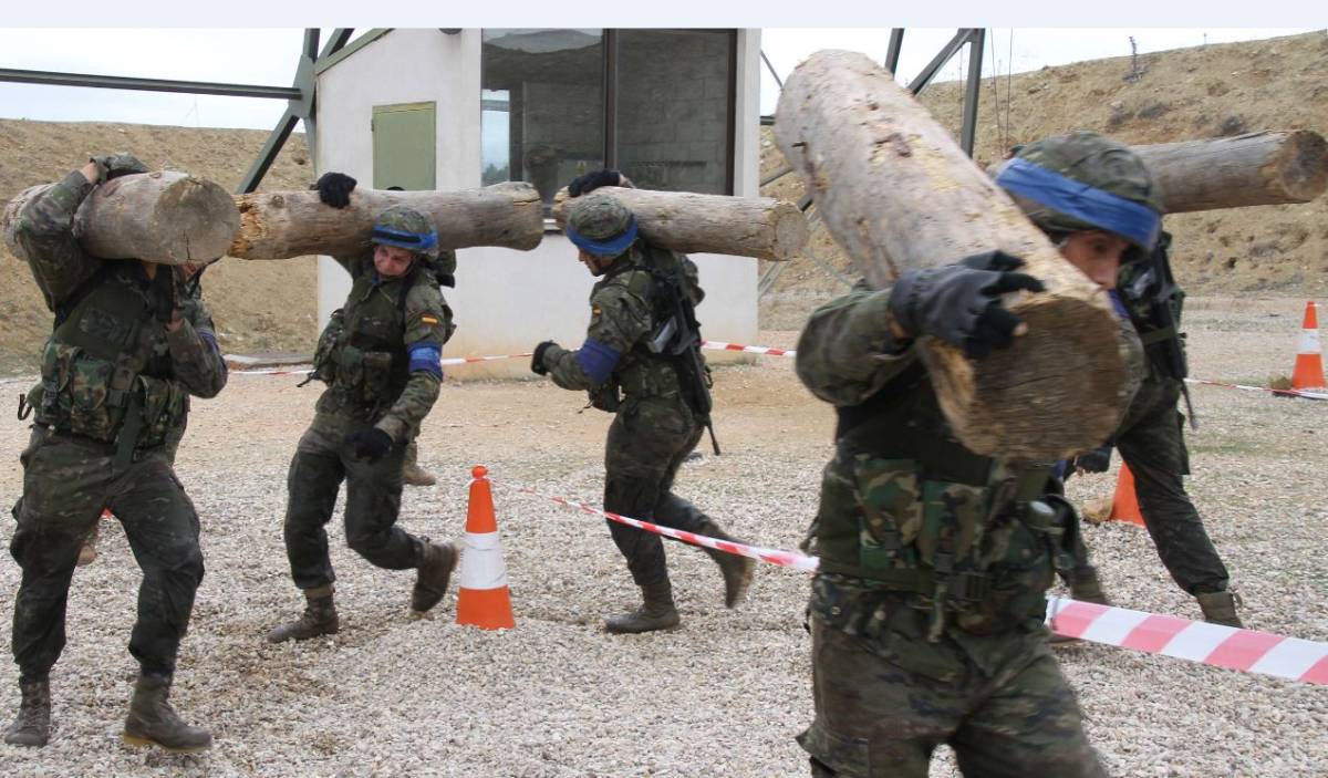 Cargando pesados troncos. (Julio Maiz, copyright defensa.com)