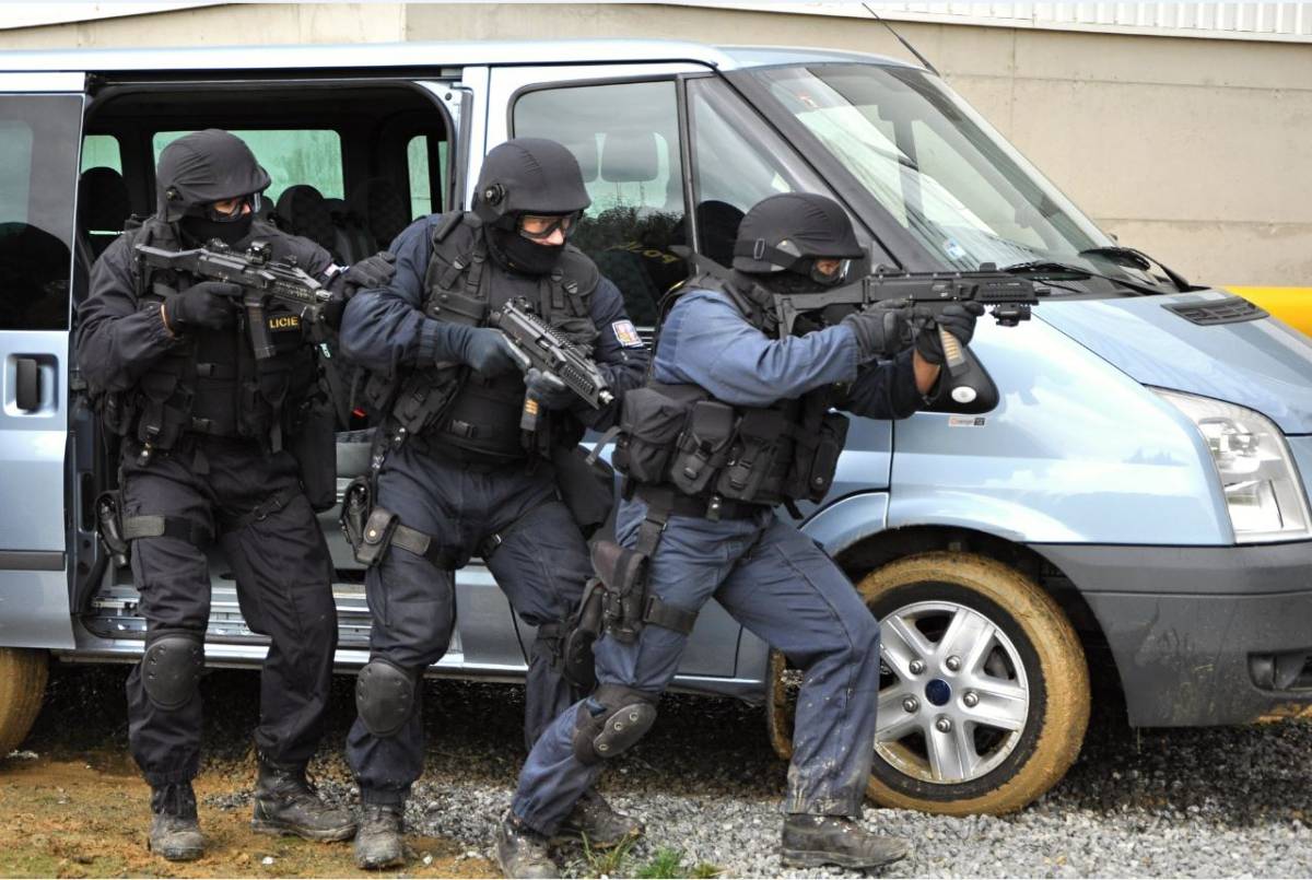 Las Fuerzas Armadas de la Rep�blica Checa utilizan el fusil de asalto CZ 805 G1 Bren, el cual ha mejorado sus capacidades mediante el empleo de diferentes medios como el lanza granadas de 40mm y diferentes accesorios t�cticos. Adem�s, como sistemas de def