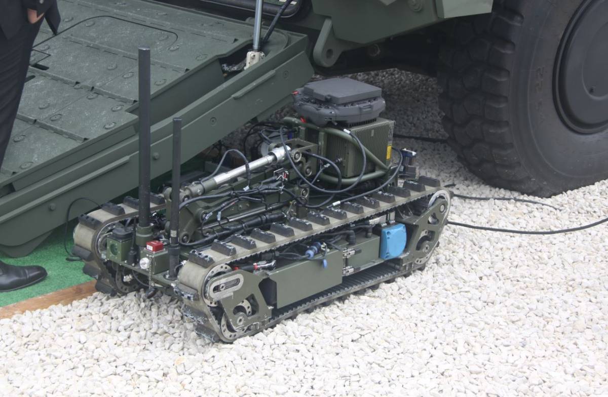 La alianza entre los dos grandes grupos industriales, el franc�s NEXTER y el alem�n KMW, comienza a escenificarse en un juntos pero no revueltos; de momento ambos mantienes sus programes de manera diferenciada, si bien en la exposici�n compart�an la entra