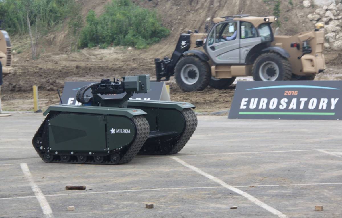 En las demostraciones din�micas la empresa estonia Milrem junto con STKinetics de Singapur, mostraron por primera vez su sistema armado terrestre THeMIS con gesti�n remota. (Antonio Ros Pau, copyright defensa.com)