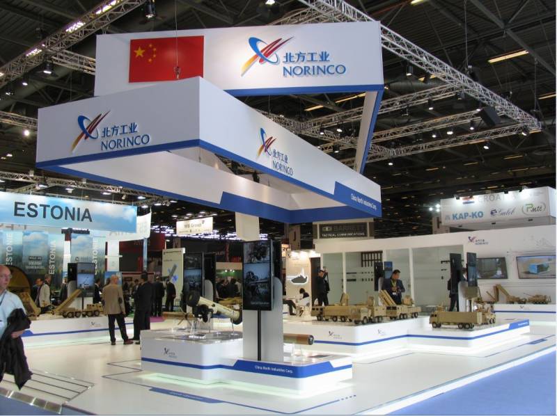 La industria militar China cada vez tiene mayor presencia en estos cert�menes internacionales, con una amplia oferta de productos mostrados por cat�logo o mediante maquetas.  (Antonio Ros Pau, copyright defensa.com)