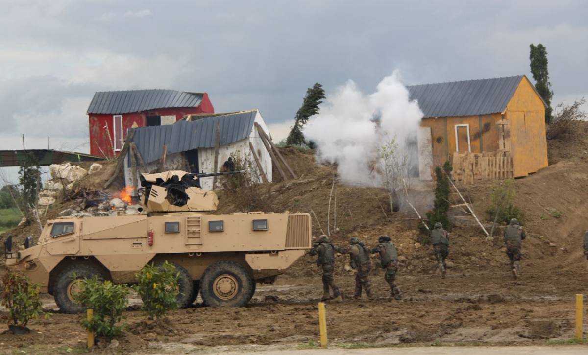 Las demostraciones din�micas, mostraron tambi�n las capacidades de emplear diferentes medios combinados, incluidas las fuerzas de infanter�a ligera beneficiarias de los programas de diferentes sistemas de armas, incluyendo los medios de mando y control. (