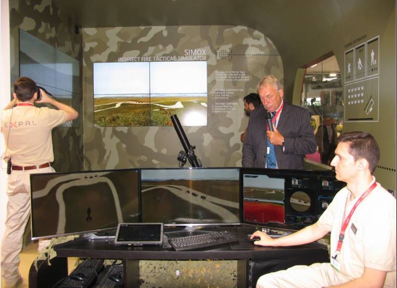 EXPAL  presento y explico el funcionamiento del SIMOX, un nuevo simulador t�ctico de apoyo directo de fuego, con el cual se puede formar y entrenar una secci�n completa de morteros utilizando t�cnicas de simulaci�n de bajo coste. (Antonio Ros Pau, copyrig