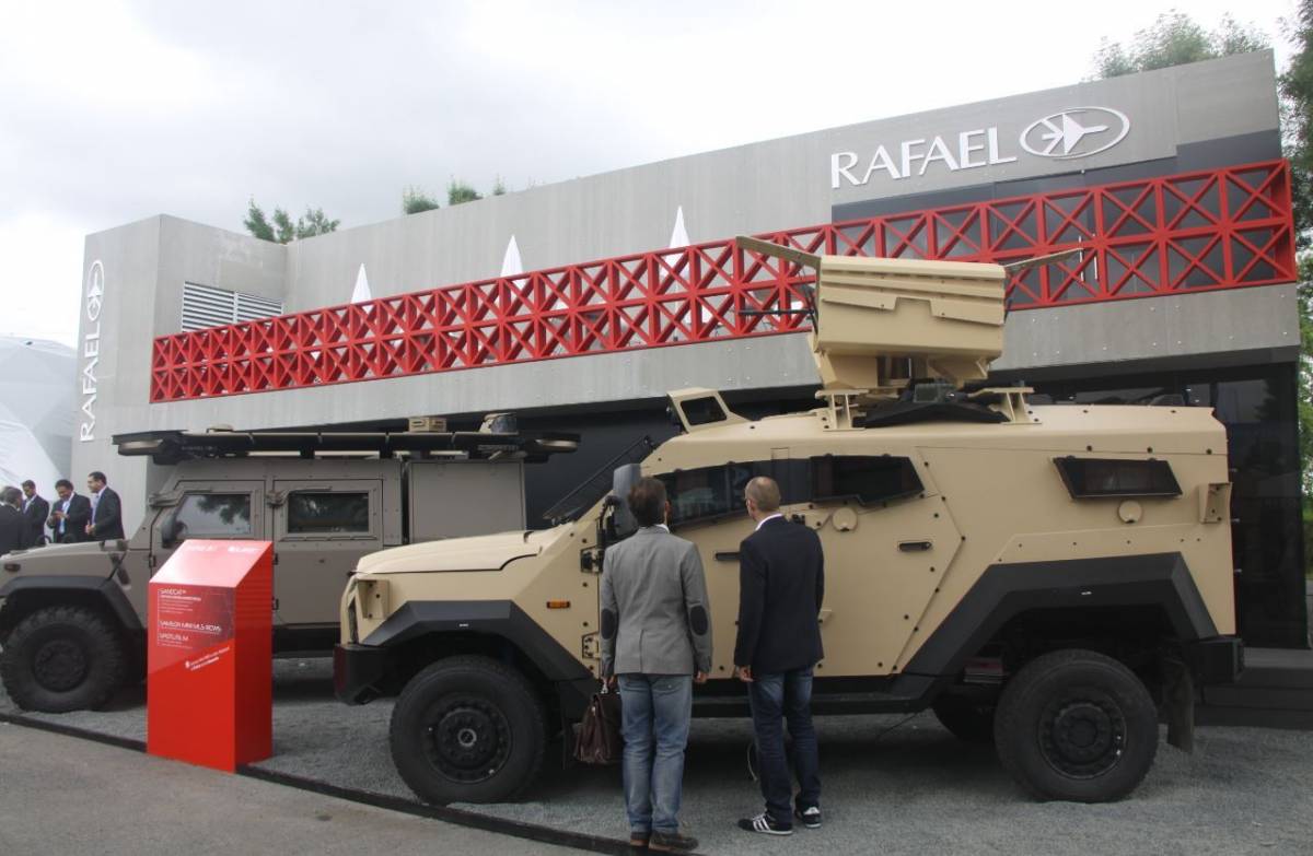 El evidente dinamismo de la hebrea Rafael se materializ� en nuevos soportes para el misil SPIKE NLOS, uno ligero destinado a las fuerzas especiales, junto a un lanzador operado por control remoto y giro de 360�; am�n de  propuestas en otros campos como lo