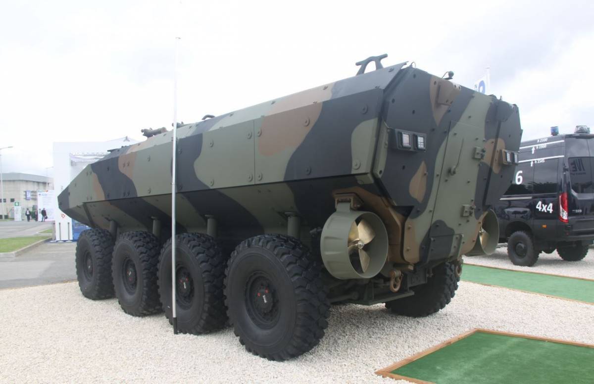 Por parte de la italiana IVECO, varios fueron los productos novedosos destacados en el certamen: comenzando por el nuevo Centauro II que ahora puede incorporar una pieza principal de 120 mm o de 105 mm. La plataforma SUPERAV para el proyecto ACV 1.1 desar