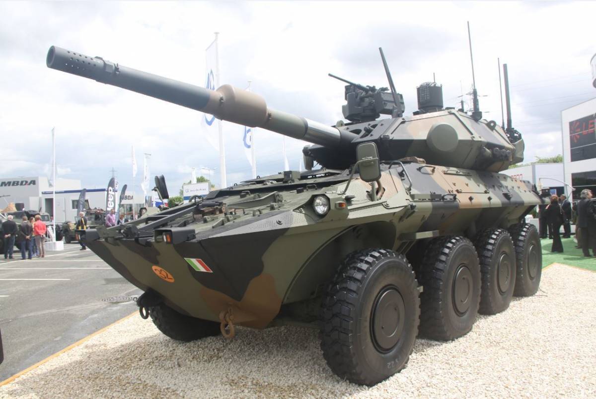 Por parte de la italiana IVECO, varios fueron los productos novedosos destacados en el certamen: comenzando por el nuevo Centauro II que ahora puede incorporar una pieza principal de 120 mm o de 105 mm. La plataforma SUPERAV para el proyecto ACV 1.1 desar