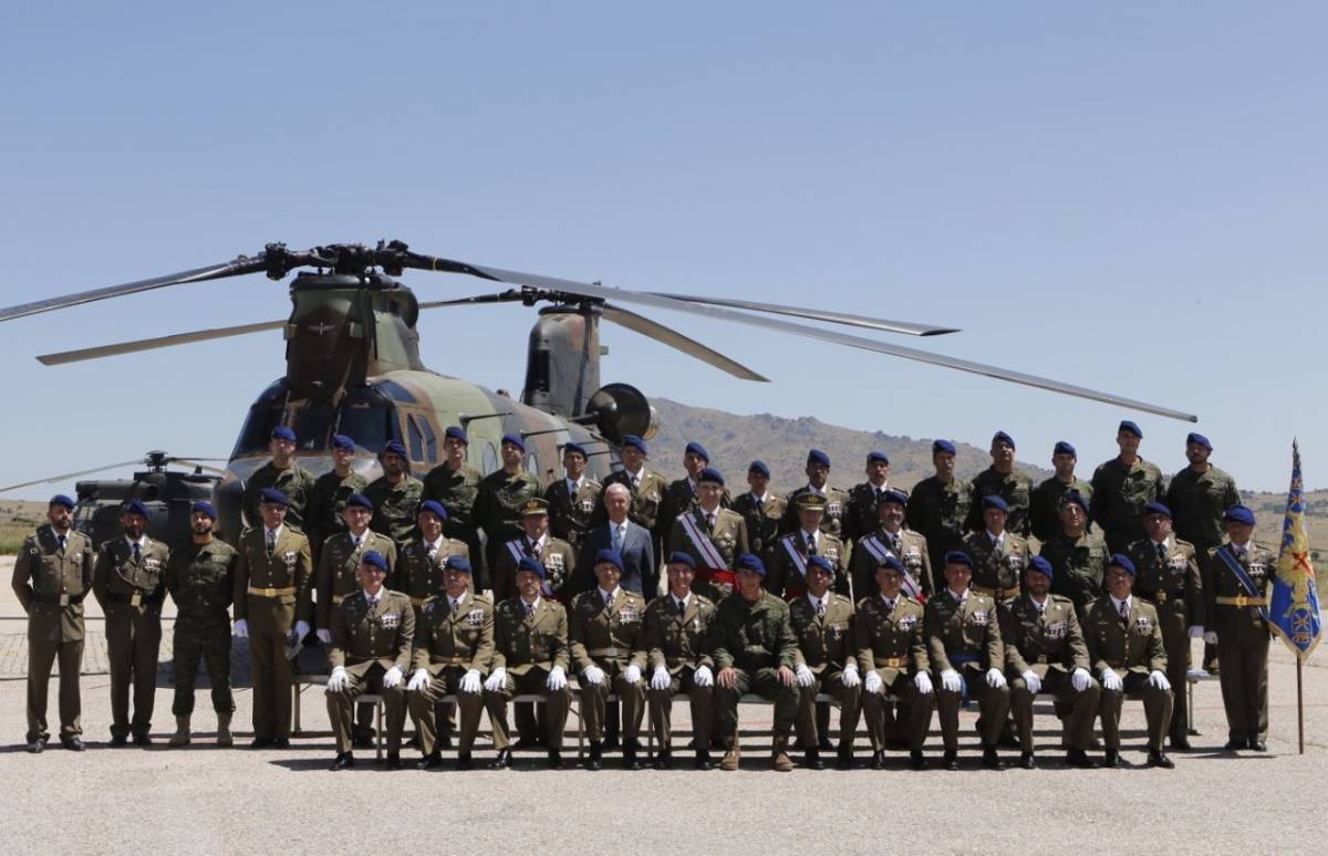 SM en la foto oficial con parte de los miembros de las FAMET. foto Casa Real. SM en la foto oficial con parte de los miembros de las FAMET. foto Casa Real.