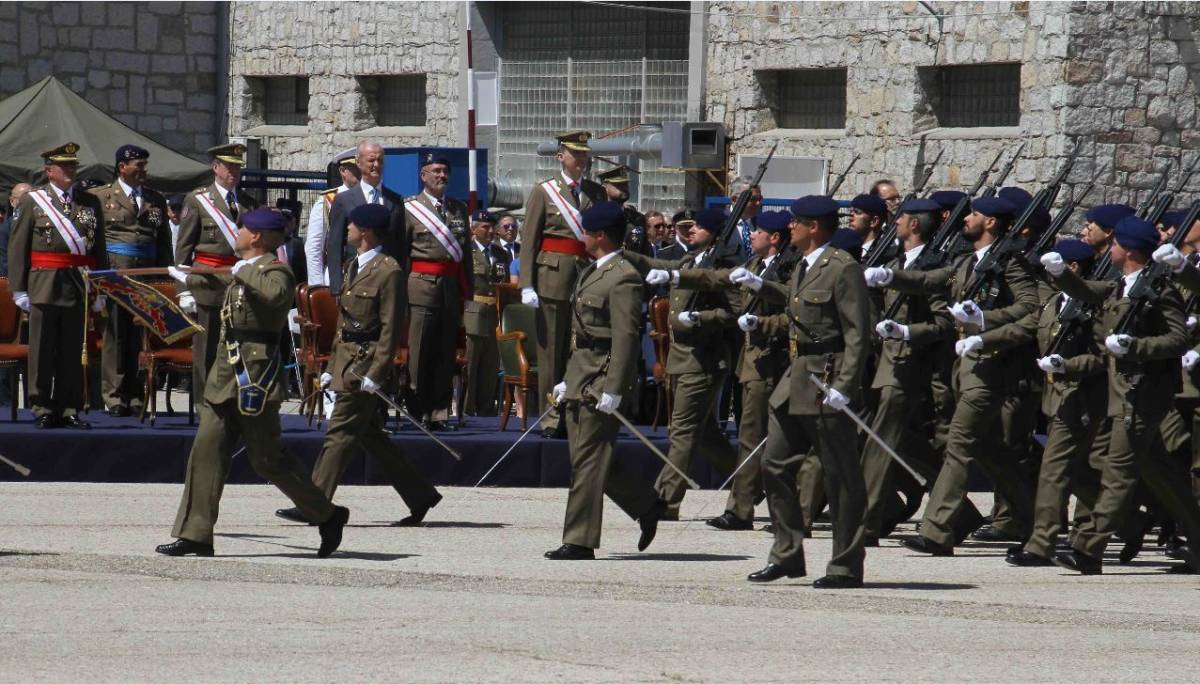 Desfile terrestre ante SM. foto Julio Maíz. Desfile terrestre ante SM. foto Julio Maíz.