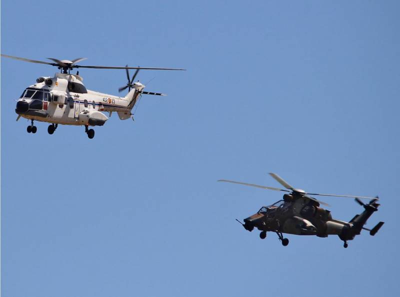 El Super Puma con SM a los mandos, y un Tigre. foto Rubén Galindo. El Super Puma con SM a los mandos, y un Tigre. foto Rubén Galindo.
