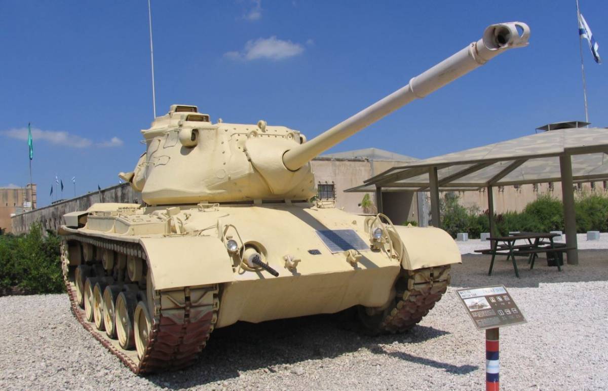 M-47: en la placa se recuerda que en España fueron modernizados y se les instaló la pieza de 105 mm. (Antonio Ros Pau, copyright defensa.com) M-47: en la placa se recuerda que en España fueron modernizados y se les instaló la pieza de 105 mm. (Antonio Ros Pau, copyright defensa.com)