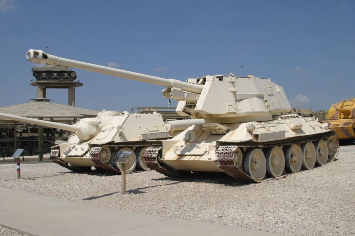 Cañón anticarro autopropulsado T-100, basado en el chasis de un T-34. (Antonio Ros Pau, copyright defensa.com) Cañón anticarro autopropulsado T-100, basado en el chasis de un T-34. (Antonio Ros Pau, copyright defensa.com)