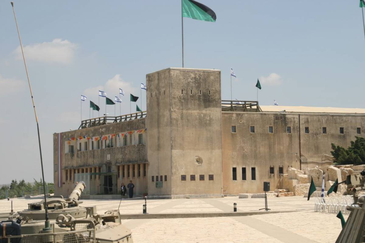 La fortaleza de Latrun fue una antigua estación de Policía británica y fue tomada al asalto por Israel en 1948. (Antonio Ros Pau, copyright defensa.com) La fortaleza de Latrun fue una antigua estación de Policía británica y fue tomada al asalto por Israel en 1948. (Antonio Ros Pau, copyright defensa.com)