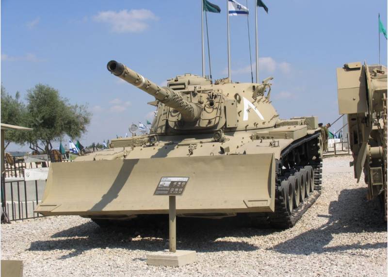 M-60 incorporando el sistema buldózer M-9, utilizado durante la Operación “Paz en Galilea”. (Antonio Ros Pau, copyright defensa.com) M-60 incorporando el sistema buldózer M-9, utilizado durante la Operación “Paz en Galilea”. (Antonio Ros Pau, copyright defensa.com)