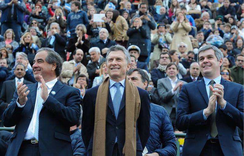 El Presidente Mauricio Macri el Mindef Julio Martinez y el Jefe de Gabinete Marcos Peña, IGWAITH/ZONA MILITAR