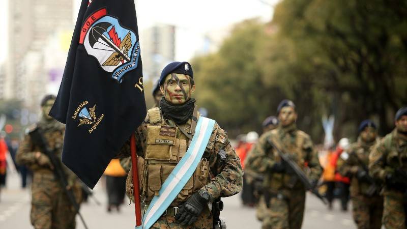 Los efectivos de la FAA fueron ovacionados aqui el Grupo de Operaciones Especiales (GOE), IGWAITH/ZONA MILITAR