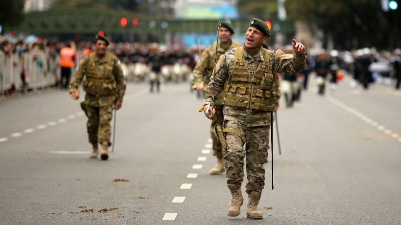 Los militares tuvieron su reconocimiento en este caso el Coronel VGM Salaberry quien fuera un joven oficial en la contienda saluda a la multitud, IGWAITH/ZONA MILITAR