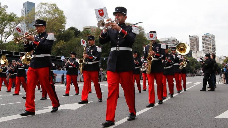 Banda francesa sobre la avenida del Libertador, IGWAITH/ZONA MILITAR