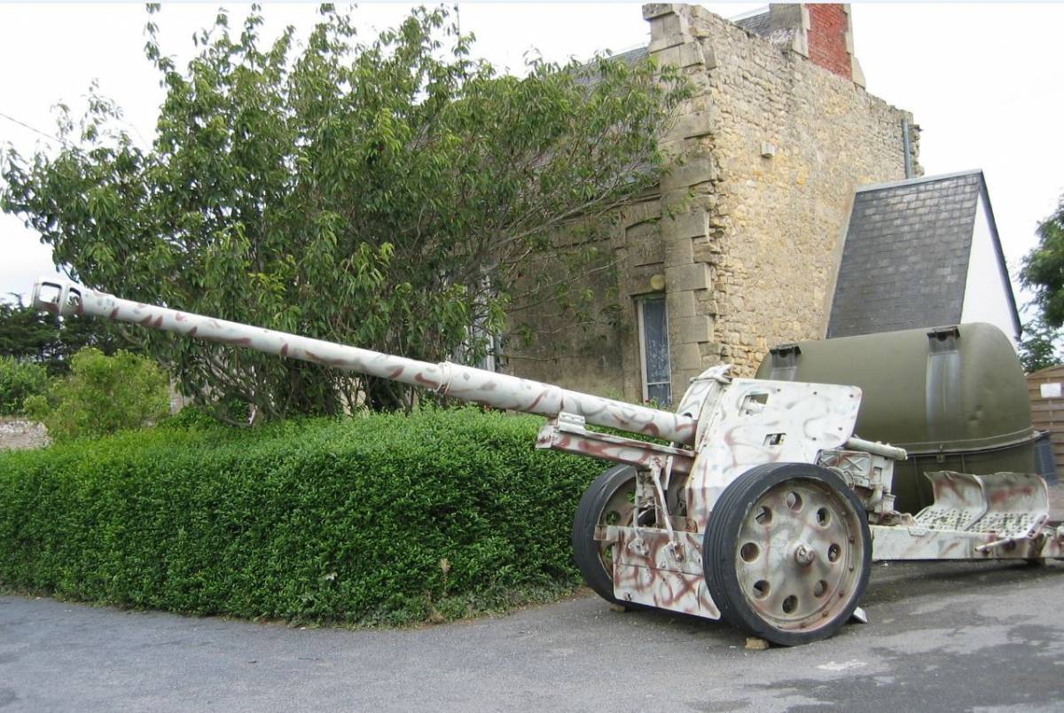 Pieza de artillería de 88 mm. utilizada por los alemanes durante la batalla, que se manifestó también como un excelente arma antitanque. (Antonio Ros Pau, copyright defensa.com) Pieza de artillería de 88 mm. utilizada por los alemanes durante la batalla, que se manifestó también como un excelente arma antitanque. (Antonio Ros Pau, copyright defensa.com)