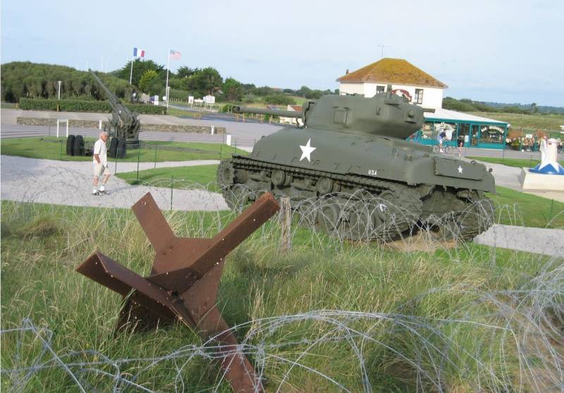 Carros de combate y piezas de artillería, así como otros medios pesados, debieron superar también las defensas de la primera línea. (Antonio Ros Pau, copyright defensa.com) Carros de combate y piezas de artillería, así como otros medios pesados, debieron superar también las defensas de la primera línea. (Antonio Ros Pau, copyright defensa.com)
