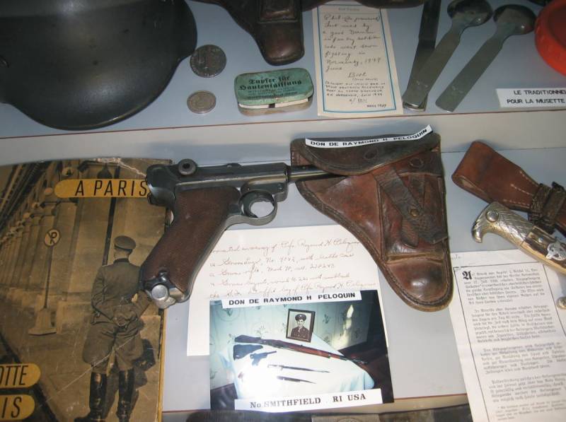 Diverso material utilizado por los germanos en aquellos días, entre otros la pistola Luger P08. (Antonio Ros Pau, copyright defensa.com) Diverso material utilizado por los germanos en aquellos días, entre otros la pistola Luger P08. (Antonio Ros Pau, copyright defensa.com)