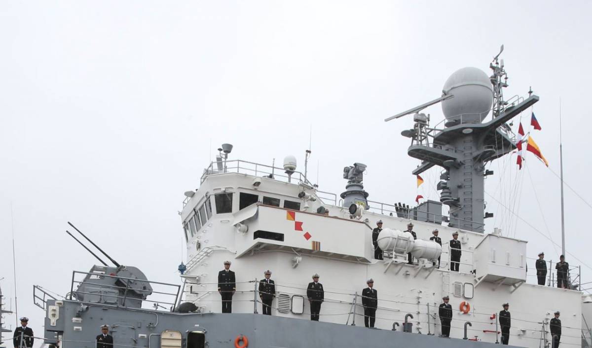 El equipamiento del BAP Ferre (PM-211) incluye, como podemos apreciar, el director optronico Signaal LIOD (Lightweight Optronic Director), el radar de búsqueda de superficie Raytheon SPS-64 (de más de 90 km. de alcance) y el radar de control de tiro Signa El equipamiento del BAP Ferre (PM-211) incluye, como podemos apreciar, el director optronico Signaal LIOD (Lightweight Optronic Director), el radar de búsqueda de superficie Raytheon SPS-64 (de más de 90 km. de alcance) y el radar de control de tiro Signa