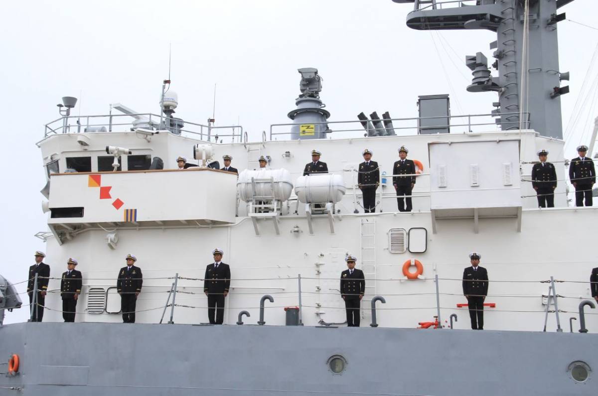 En la vista se aprecia el director optronico Signaal LIOD (Lightweight Optronic Director) y uno de los lanzadores de chaff MEL Protean. (Alejo Marchessini, copyright defensa.com) En la vista se aprecia el director optronico Signaal LIOD (Lightweight Optronic Director) y uno de los lanzadores de chaff MEL Protean. (Alejo Marchessini, copyright defensa.com)