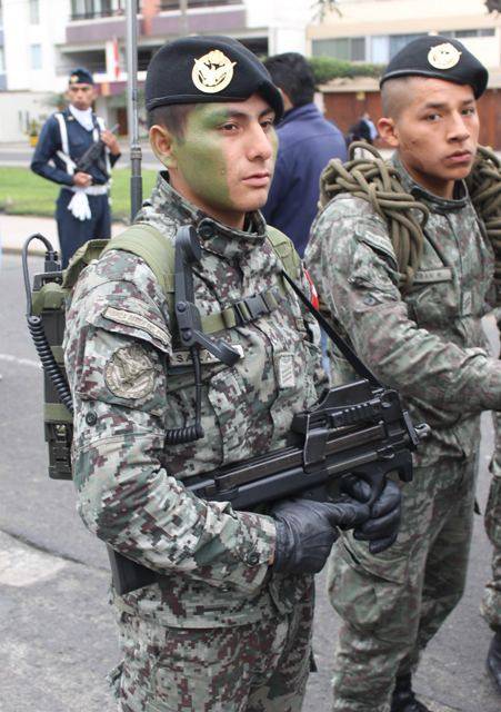 Un radioperador del Grupo de Fuerzas Especiales (GRUFE) de la Fuerza Aérea con un subfusil FN P-90 de 5.7 x 28 mm. (Alejo Marchessini, copyright defensa.com) Un radioperador del Grupo de Fuerzas Especiales (GRUFE) de la Fuerza Aérea con un subfusil FN P-90 de 5.7 x 28 mm. (Alejo Marchessini, copyright defensa.com)