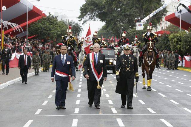 El Presidente del Perú: Pedro Pablo Kuczynski acompañado del Ministro de Defensa: Mariano Gonzales Fernández y del Jefe del Comando Conjunto de las Fuerzas Armadas: Almirante Jorge Moscoso Flores. (Alejo Marchessini, copyright defensa.com) El Presidente del Perú: Pedro Pablo Kuczynski acompañado del Ministro de Defensa: Mariano Gonzales Fernández y del Jefe del Comando Conjunto de las Fuerzas Armadas: Almirante Jorge Moscoso Flores. (Alejo Marchessini, copyright defensa.com)