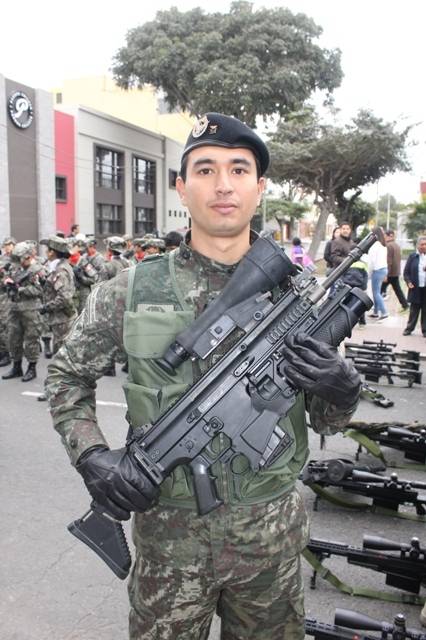 Efectivo del GRUFE armado con un Fusil FN SCAR-H de 7.62 x 51 mm. dotado con lanzagranadas GLS-40 de 40 mm. y Visor Termico-IR. (Alejo Marchessini, copyright defensa.com) Efectivo del GRUFE armado con un Fusil FN SCAR-H de 7.62 x 51 mm. dotado con lanzagranadas GLS-40 de 40 mm. y Visor Termico-IR. (Alejo Marchessini, copyright defensa.com)