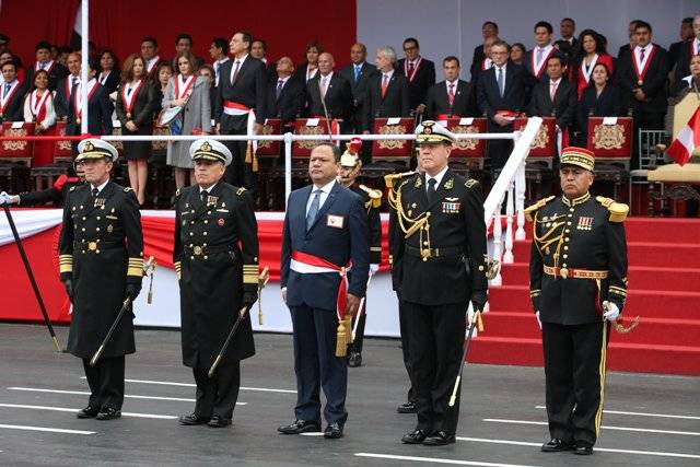 El Ministro de Defensa: Mariano Gonzales Fernández con el Jefe del Comando Conjunto de las Fuerzas Armadas y los Comandantes Generales de la Marina de Guerra, Fuerza Aérea y Ejercito del Perú. (Alejo Marchessini, copyright defensa.com) El Ministro de Defensa: Mariano Gonzales Fernández con el Jefe del Comando Conjunto de las Fuerzas Armadas y los Comandantes Generales de la Marina de Guerra, Fuerza Aérea y Ejercito del Perú. (Alejo Marchessini, copyright defensa.com)