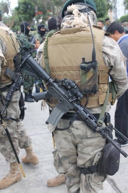 Efectivo de la Fuerza de Operaciones Especiales (FOES) con un Bushmaster Carbon-15 de 5.56 x 45 mm. (Alejo Marchessini, copyright defensa.com) Efectivo de la Fuerza de Operaciones Especiales (FOES) con un Bushmaster Carbon-15 de 5.56 x 45 mm. (Alejo Marchessini, copyright defensa.com)