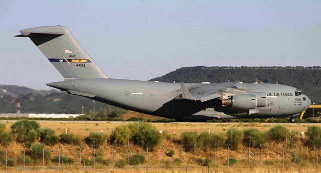 Los días previos a la visita tanto a Torrejón de Ardoz como a Sevilla, llegaron varios transportes de la USAF, como este C-17A. Foto Julio Maíz.