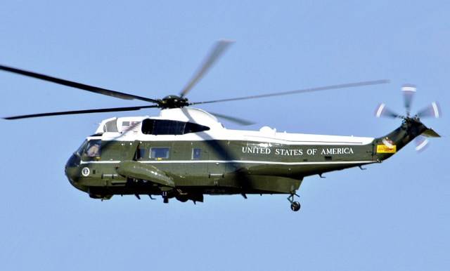 Un helicóptero VH-3D Sea King, más conocido como Marine One, uno de ellos se desplegó en Rota, desde donde hizo un vuelo de familiarización a Sevilla. Foto USMC.