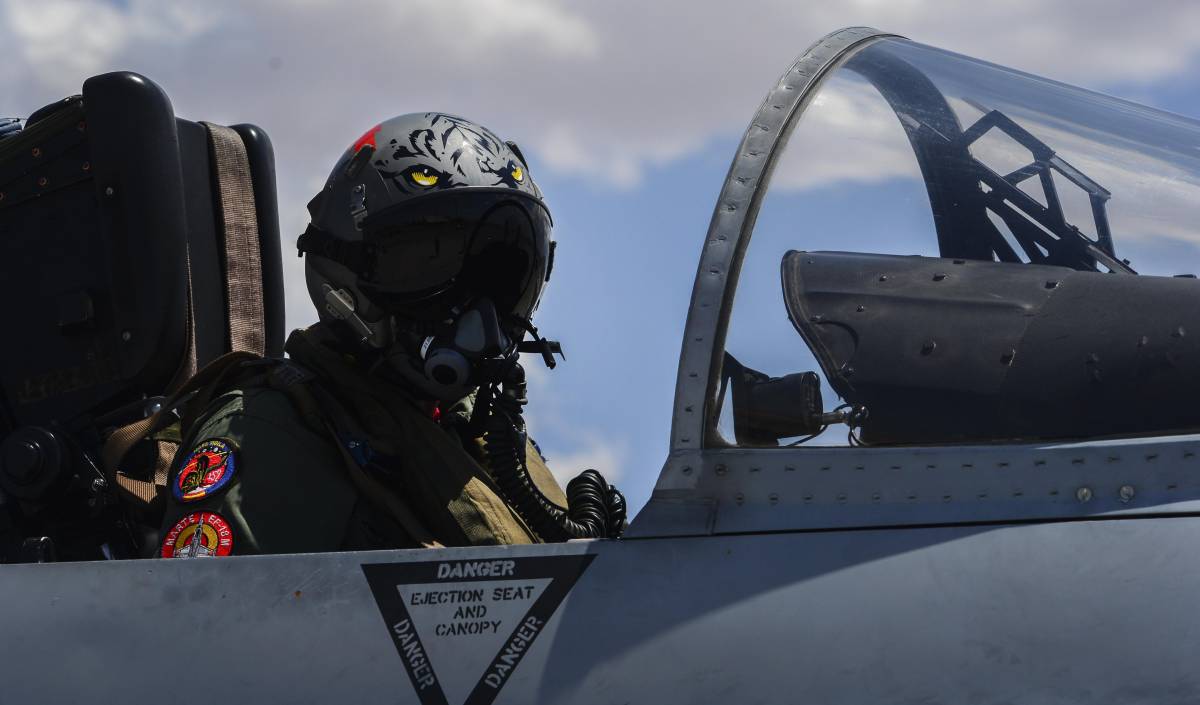 Piloto del 121 Escuadrón del Ejército del Aire listo para despegar el pasado día 18 (USAF) Piloto del 121 Escuadrón del Ejército del Aire listo para despegar el pasado día 18 (USAF)