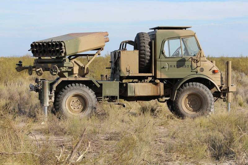El MLRS Pampero, lanzo sus cohetes de 28 Kg de 105 MM de produccion nacional.