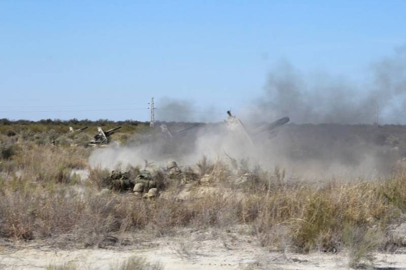 Los antiguos, pero todavia eficaces OTO MELARA de 105 MM abriendo fuego.
