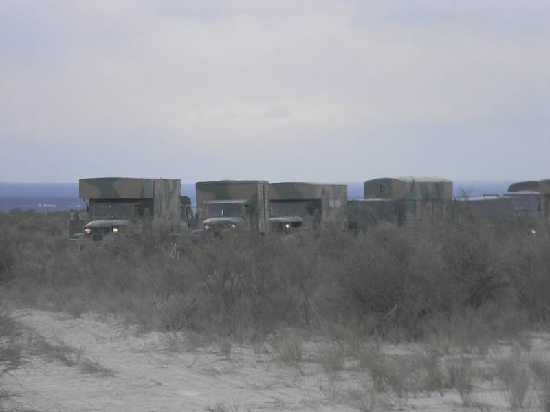 Los veteranos camiones Reo ofician de puesto de comando moviles de las baterias artilleras.