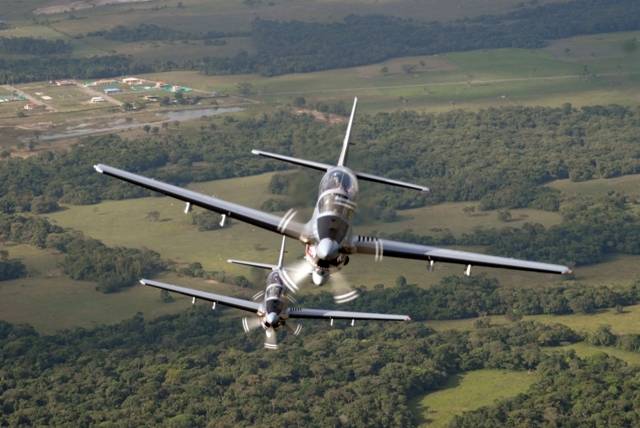 A diferencia de los aviones en servicio con la FAB, las aeronaves colombianas cuentan con un blindaje que protege las zonas esenciales del aparato e incrementan la protección del piloto. A diferencia de los aviones en servicio con la FAB, las aeronaves colombianas cuentan con un blindaje que protege las zonas esenciales del aparato e incrementan la protección del piloto.