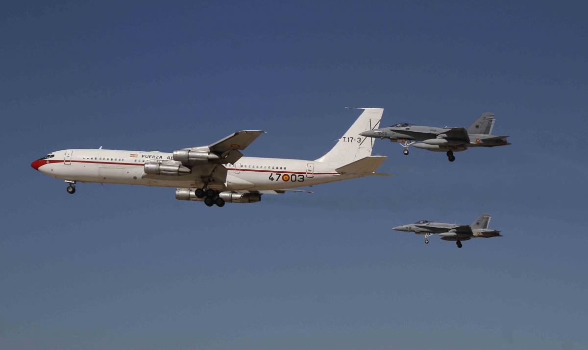 Pasada del último Boeing 707 del Ejército del Aire, escoltado por dos EF-18.(Julio Maíz Sanz) Pasada del último Boeing 707 del Ejército del Aire, escoltado por dos EF-18.(Julio Maíz Sanz)