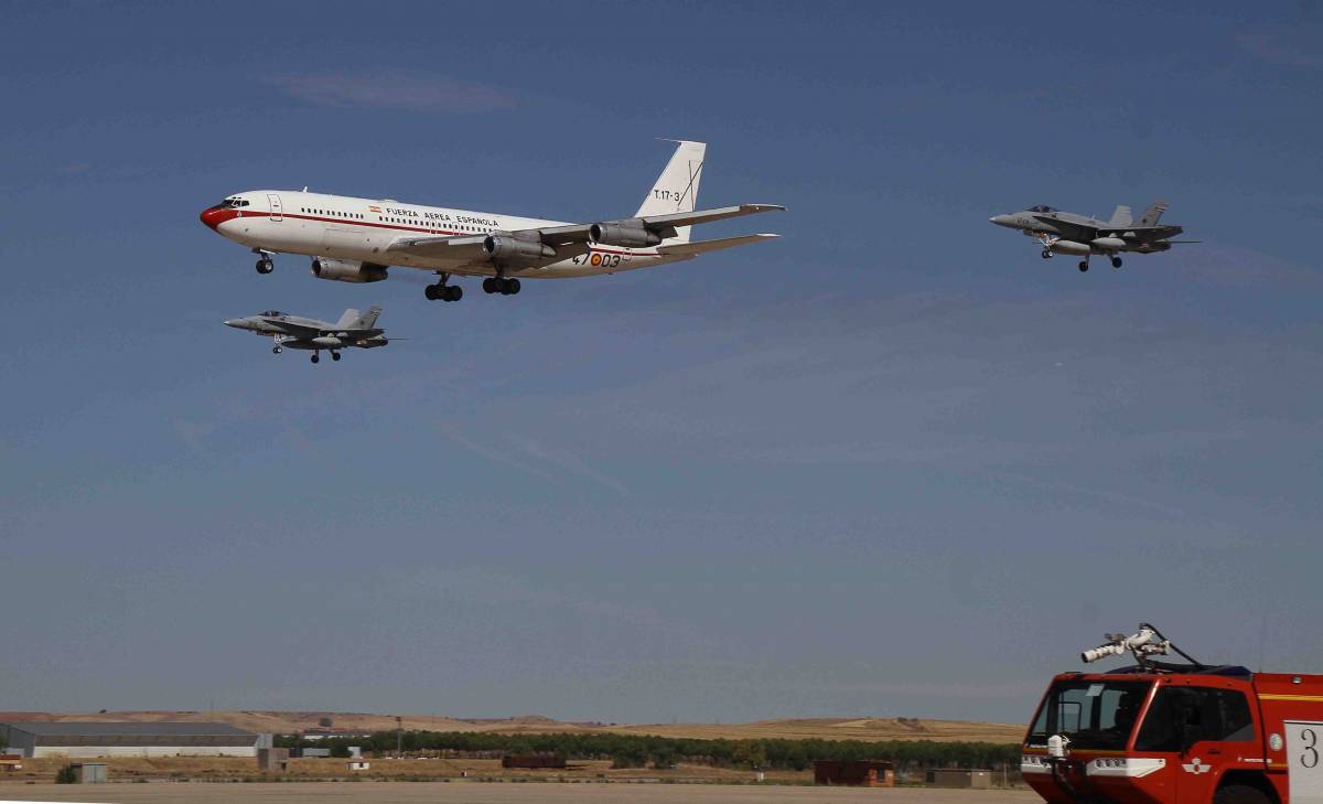Los EF-18M del Ala 12, junto el Boeing 707 protagonizaron el desfile aéreo.(Julio Maíz Sanz) Los EF-18M del Ala 12, junto el Boeing 707 protagonizaron el desfile aéreo.(Julio Maíz Sanz)