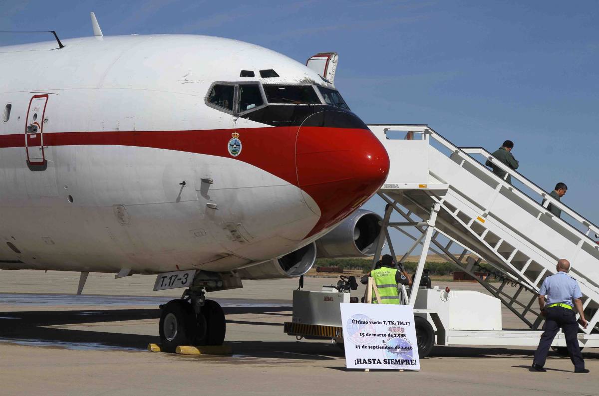 la tripulación del último Boeing 707, bajando para hacerse la foto de despedida.(Julio Maíz Sanz) la tripulación del último Boeing 707, bajando para hacerse la foto de despedida.(Julio Maíz Sanz)