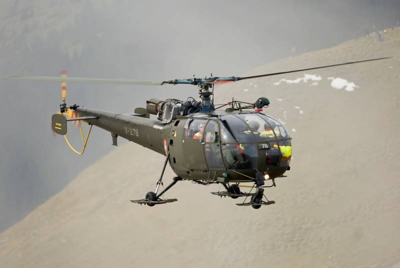 “Alouette III” acercándose a la torre de observación. “Alouette III” acercándose a la torre de observación.